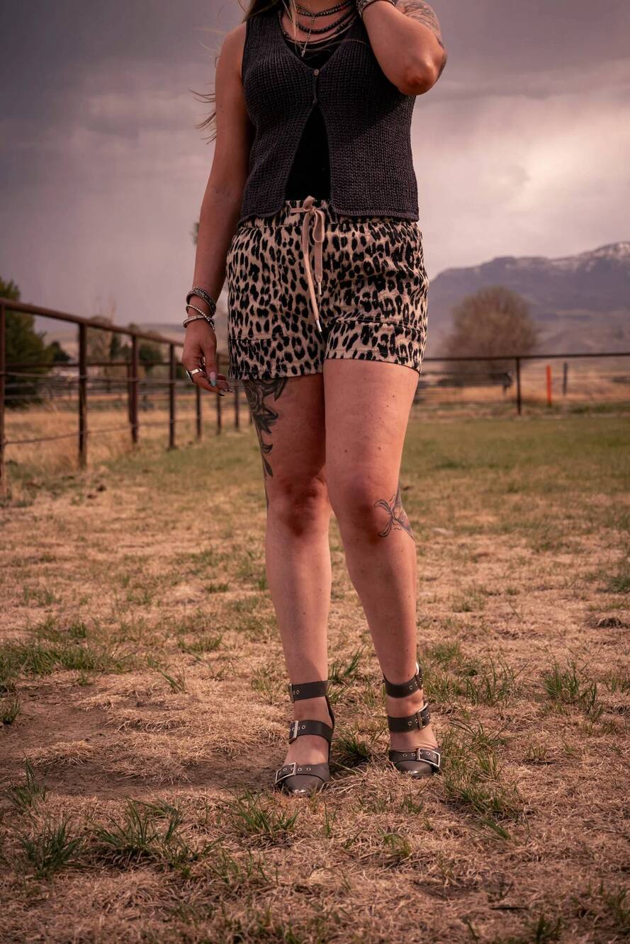 NEW 1 THE WOMAN lace-up elastic waistband mid rise denim shorts in leopard